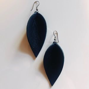 Magnolia Zia Earrings in black